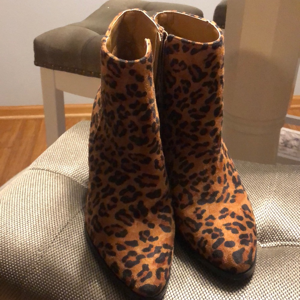 Dream Pairs brown cheetah print boots. 2 inch heel. Size 8.5